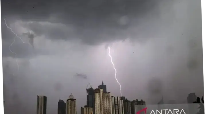 Cuaca Jakarta Hari Ini: Hujan Ringan hingga Lebat, Warga Diminta Waspada